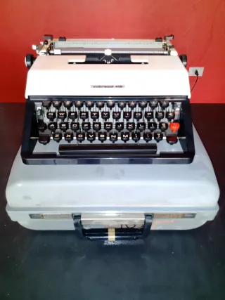 Macchina da scrivere Underwood 450