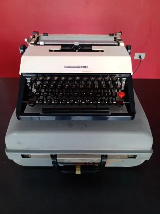 Macchina da scrivere Underwood 450