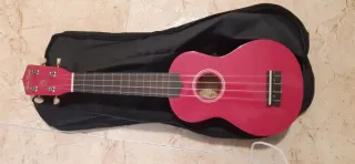 Ukelele rosa Harley Benton con funda