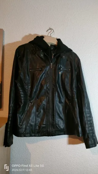 Chaqueta negra con capucha para mujer