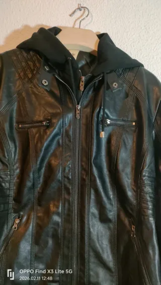 Chaqueta negra con capucha para mujer