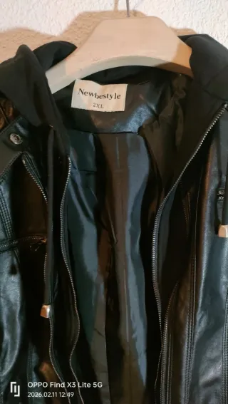 Chaqueta negra con capucha para mujer