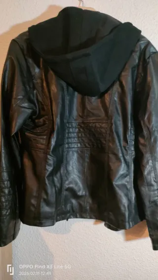 Chaqueta negra con capucha para mujer