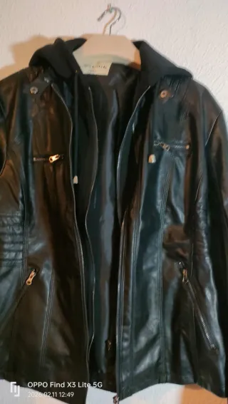 Chaqueta negra con capucha para mujer