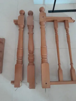 Barandilla de madera (restos, no completa)