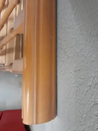 Barandilla de madera (restos, no completa)