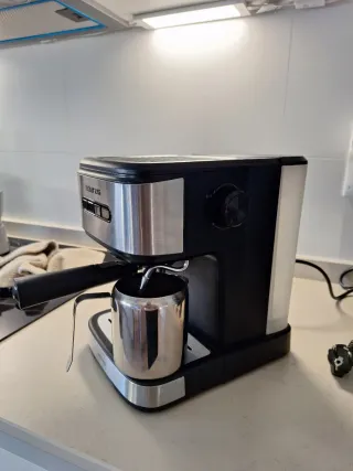 Cafetera Taurus con jarra de acero inoxidable