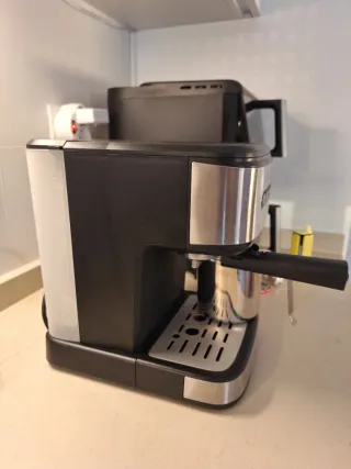 Cafetera Taurus con jarra de acero inoxidable