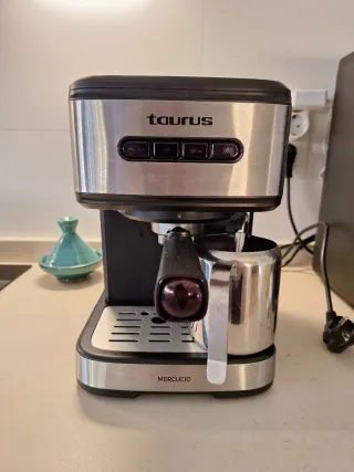 Cafetera Taurus con jarra de acero inoxidable