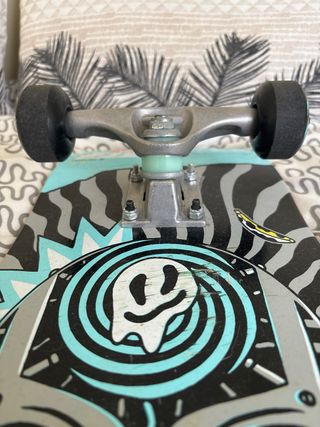 Skate con diseño de calavera y ojo