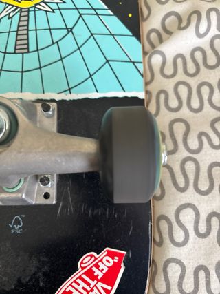 Skate con diseño de calavera y ojo