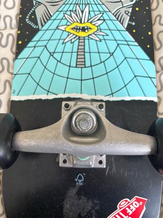 Skate con diseño de calavera y ojo