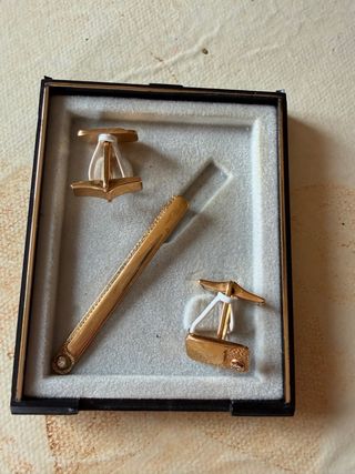 Juego gemelos y pasador corbata dorado