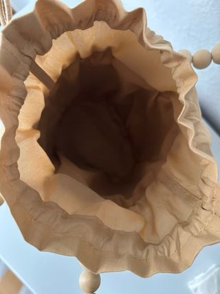 Bolso de rafia con asas de madera