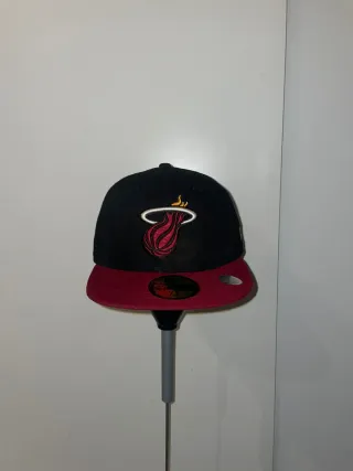 Gorra New Era Negra y Roja