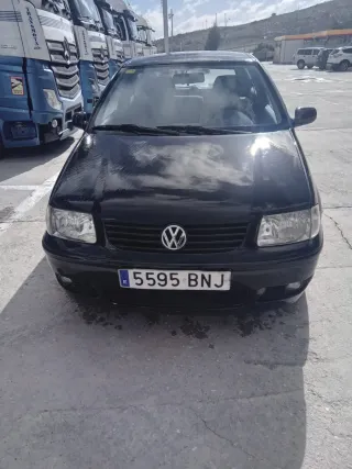 Volkswagen Polo Negro
