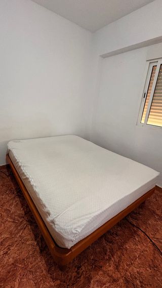 Base de cama de madera y colchón