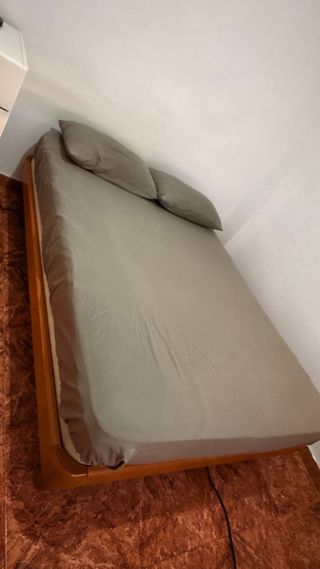 Base de cama de madera y colchón