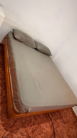Base de cama de madera y colchón