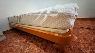 Base de cama de madera y colchón