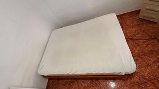 Base de cama de madera y colchón