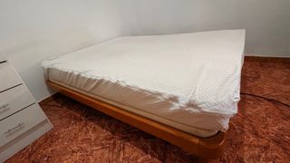 Base de cama de madera y colchón