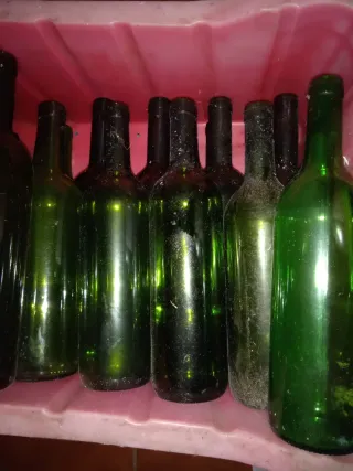 Botellas de vino verdes de vidrio vacías