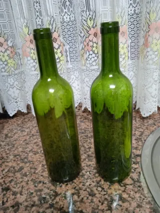 Botellas de vino verdes de vidrio vacías