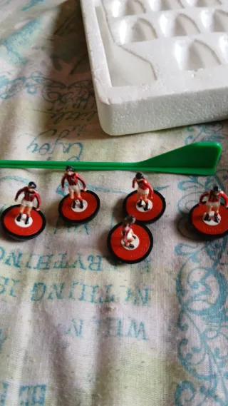 Subbuteo Milan Ref 057  5 omini incollati