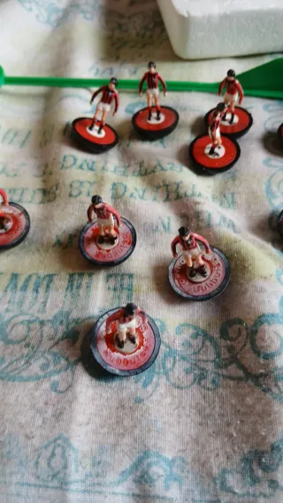Subbuteo Milan Ref 057  5 omini incollati