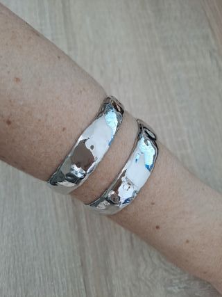 Pulsera plateada ajustable diseño martillado