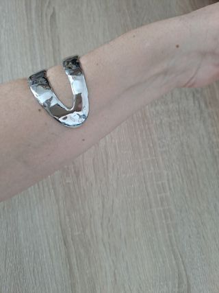 Pulsera plateada ajustable diseño martillado