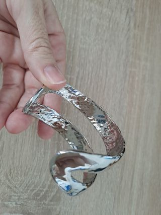 Pulsera plateada ajustable diseño martillado