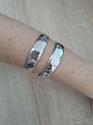 Pulsera plateada ajustable diseño martillado