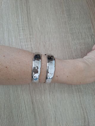 Pulsera plateada ajustable diseño martillado