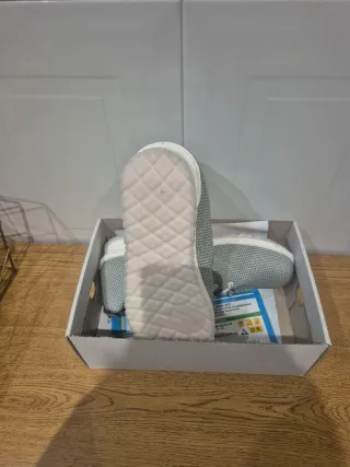 Zapatos de seguridad grises y blancos