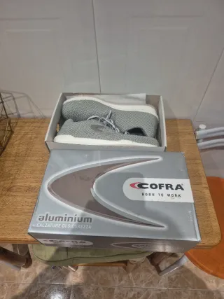 Zapatos de seguridad grises y blancos