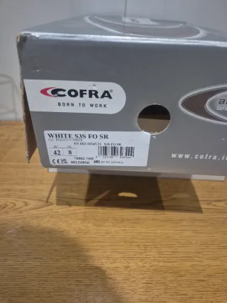 Zapatos de seguridad grises y blancos