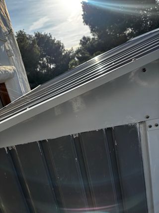 Caseta de jardín metálica gris/blanco