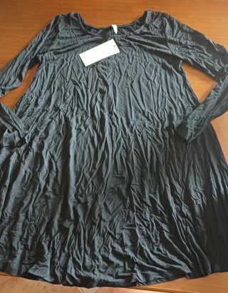 Vestido negro talla única.  Es como una M6