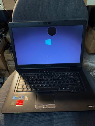 Portátil Toshiba i5 con defecto pantalla
