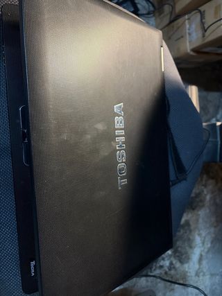 Portátil Toshiba i5 con defecto pantalla