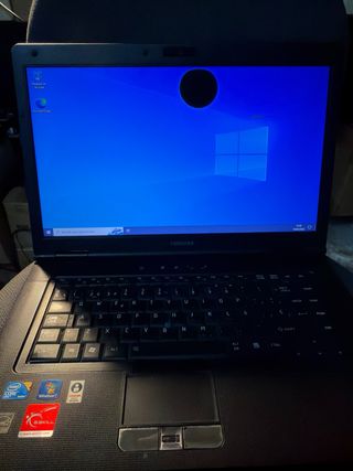 Portátil Toshiba i5 con defecto pantalla