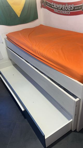 Cama nido con 2 colchones, somier y estantería