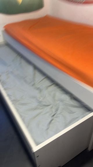 Cama nido con 2 colchones, somier y estantería