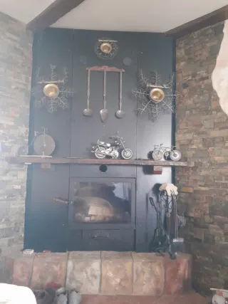 Estufa Chimenea Leña Negra y Dorada