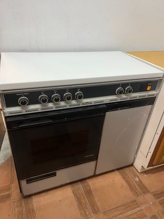 Cocina Gas y Eléctrica Blanca