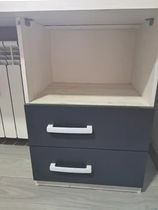 Mesa de estudio blanca y negra