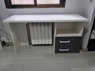 Mesa de estudio blanca y negra