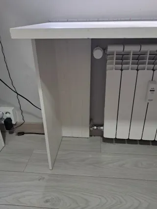 Mesa de estudio blanca y negra